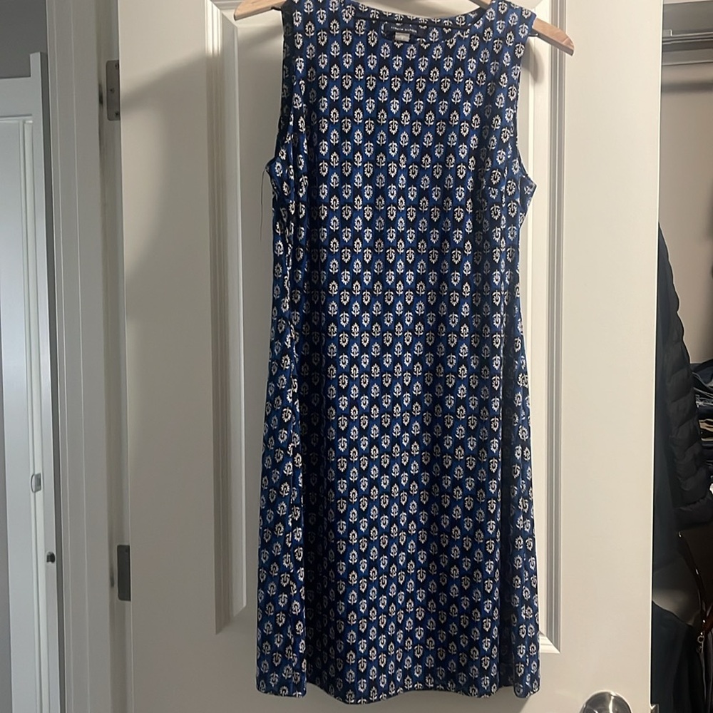 Sleeveless. Drycleaned, worn once